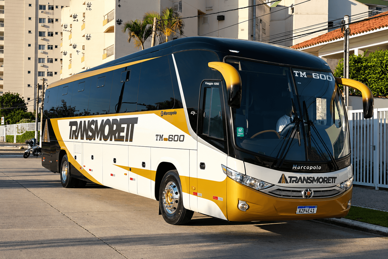 Ônibus executivo Transmorett, modelo Marcopolo Viaggio 1050, vista frontal ao entardecer